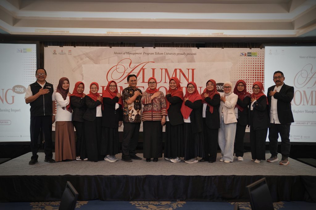 Foto bersama dengan semua panitia
